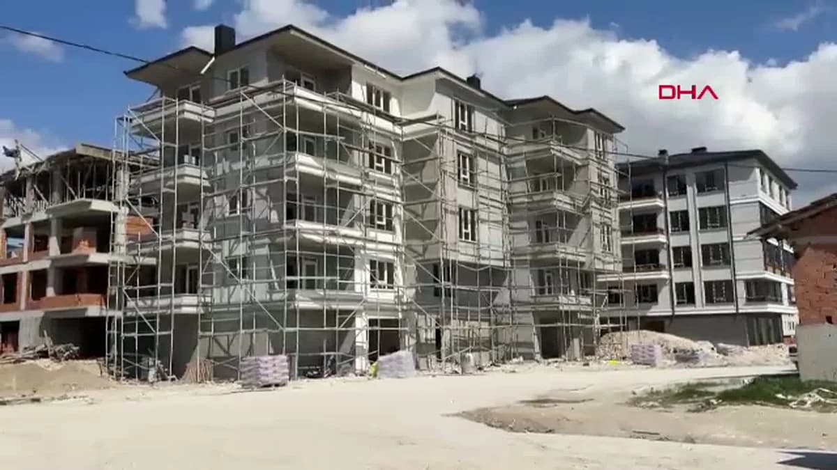 Kütahya’da İskeleden Düşen İki İşçi Hastaneye Kaldırıldı