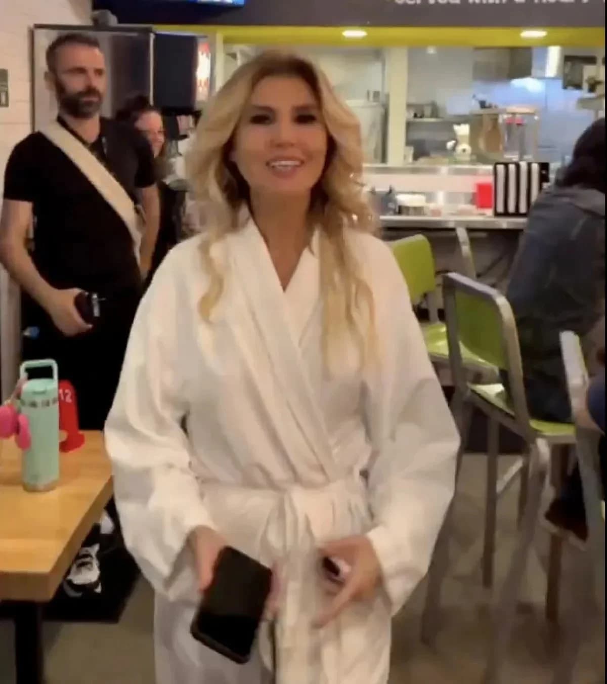 Gülben Ergen’den ABD’de sıra dışı anlar: Bornozla sokağa çıktı