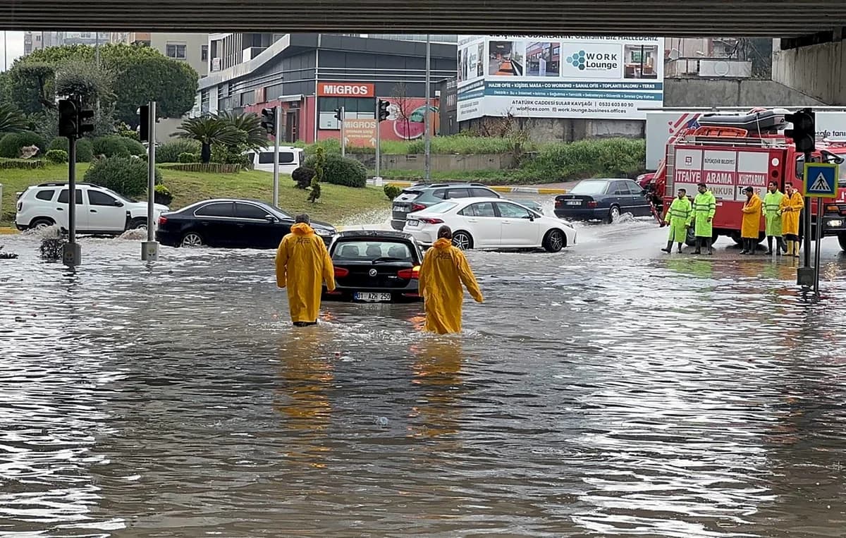 Adana’da Sağanak Yağışlar Yolları Göl Haline Getirdi