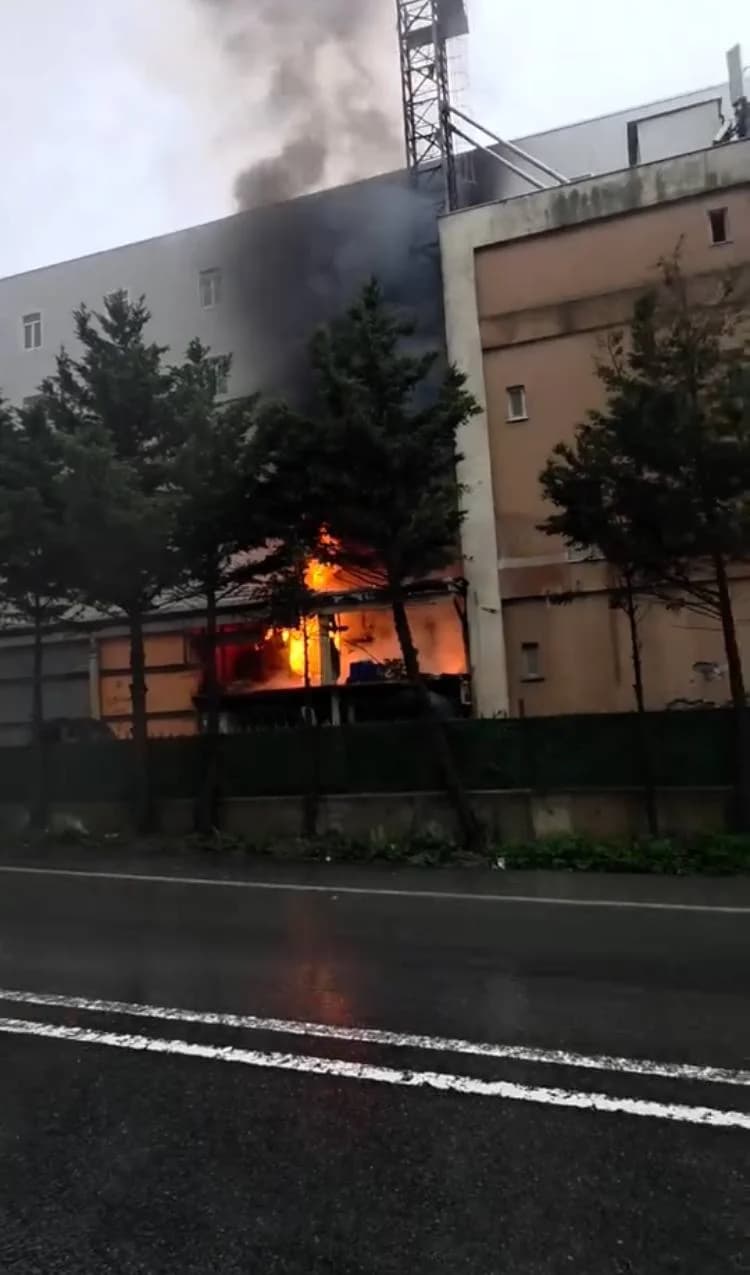 İstanbul Arnavutköy’deki Fabrika Yangını Kontrol Altına Alındı