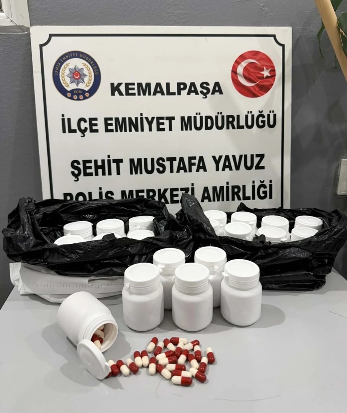 İzmir’de 1085 Sentetik Ecza Hapı Ele Geçirildi: 2 Tutuklama