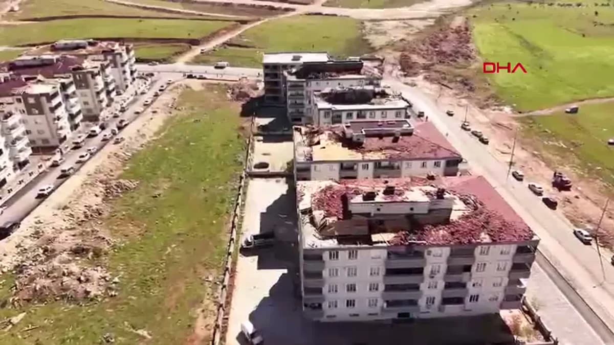 Gaziantep’te Fırtına Vurdu: Çatıdan Uçan Enkazlar Drone ile Görüntülendi, Hasar Tespit Çalışmaları Başladı