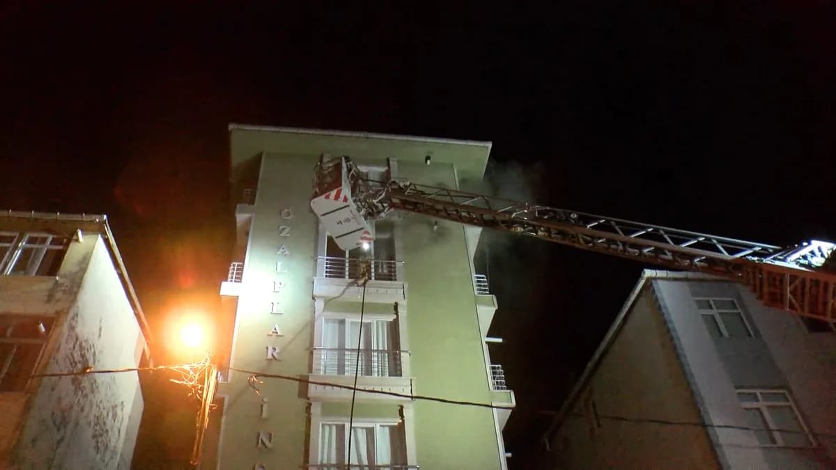 Ümraniye’de 5 Katlı Binada Çıkan Yangın Kontrol Altına Alındı