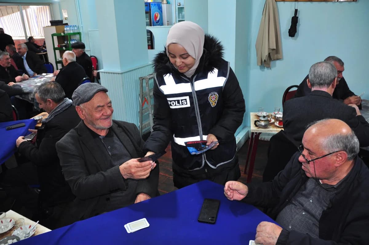 Kars’ta Kadın Polisler Cep Telefonu Dolandırıcılarına Karşı Sahada: Ev Ev Dolaşıp Vatandaşı Bilinçlendiriyorlar