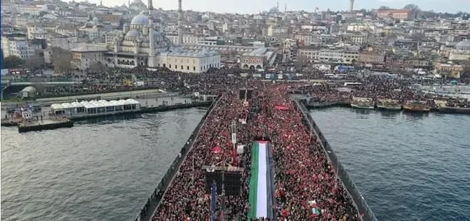 İstanbul’da 520 bin kişi Filistin için Galata Köprüsü’nde buluştu