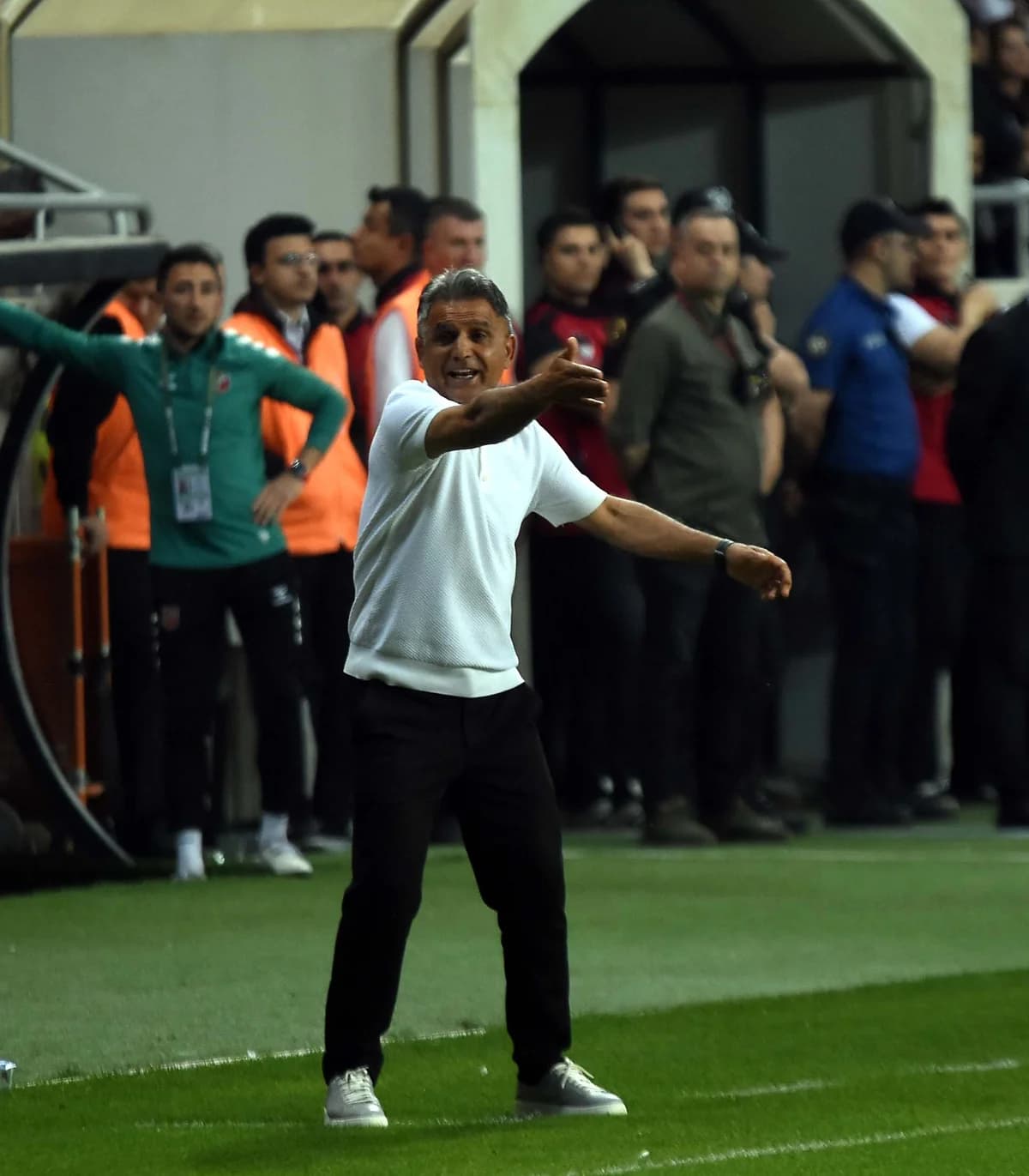 Karşıyaka’da Taraftardan Burhanettin Basatemür Çağrısı: “Takımda Kal”