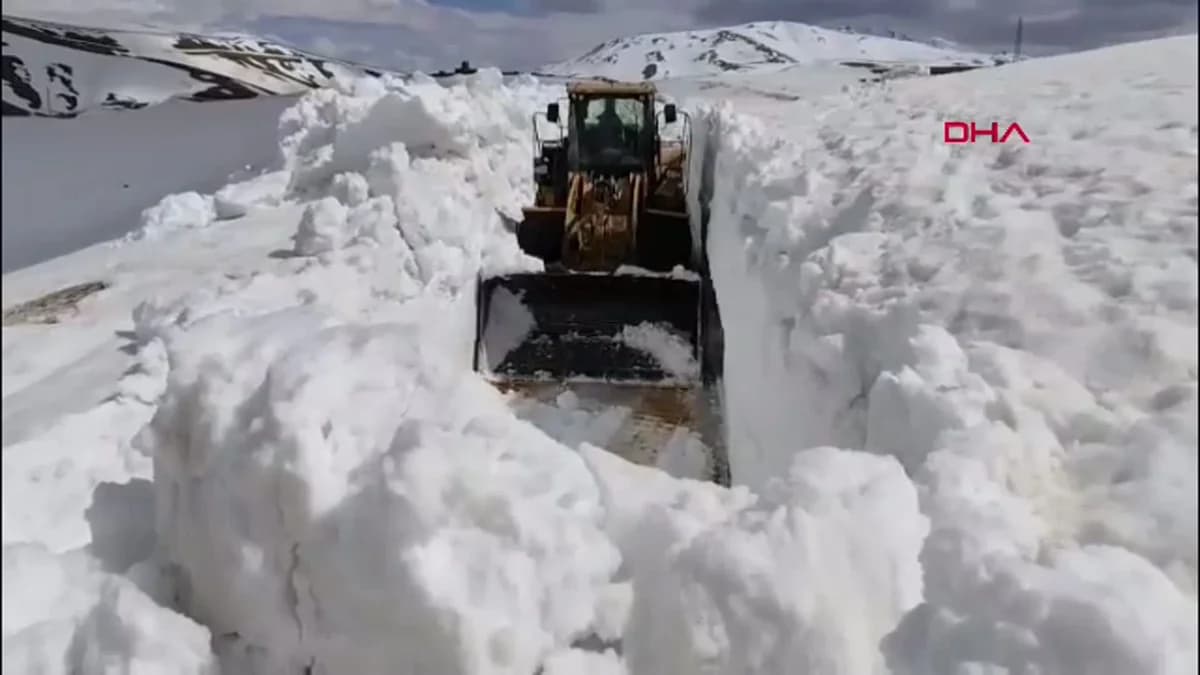 Van’da 3 Metreyi Aşan Karla Mücadele: Ulaşıma Kapanan Yollar Açıldı