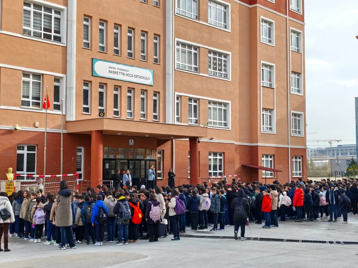 Ankara’da Öğrenciler Ara Tatilden Dönerek Okula Hızla Geri Döndü