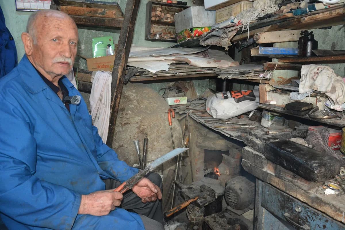 Demirci’nin Ateş Ustası: 64 Yıllık Bıçak Tutkusu Örs Başında Hayat Buluyor
