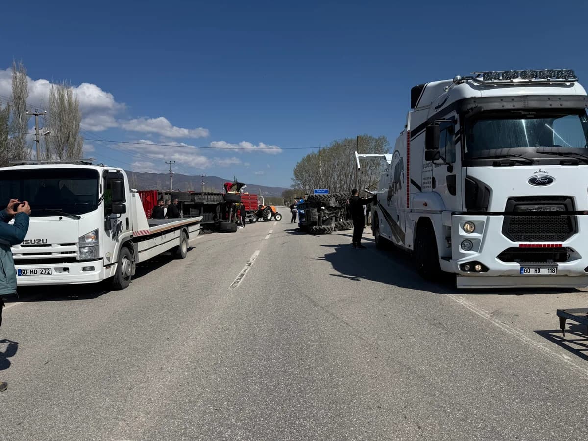 Tokat’ta Gübre Yüklü Traktör Devrildi, Trafik Aksadı