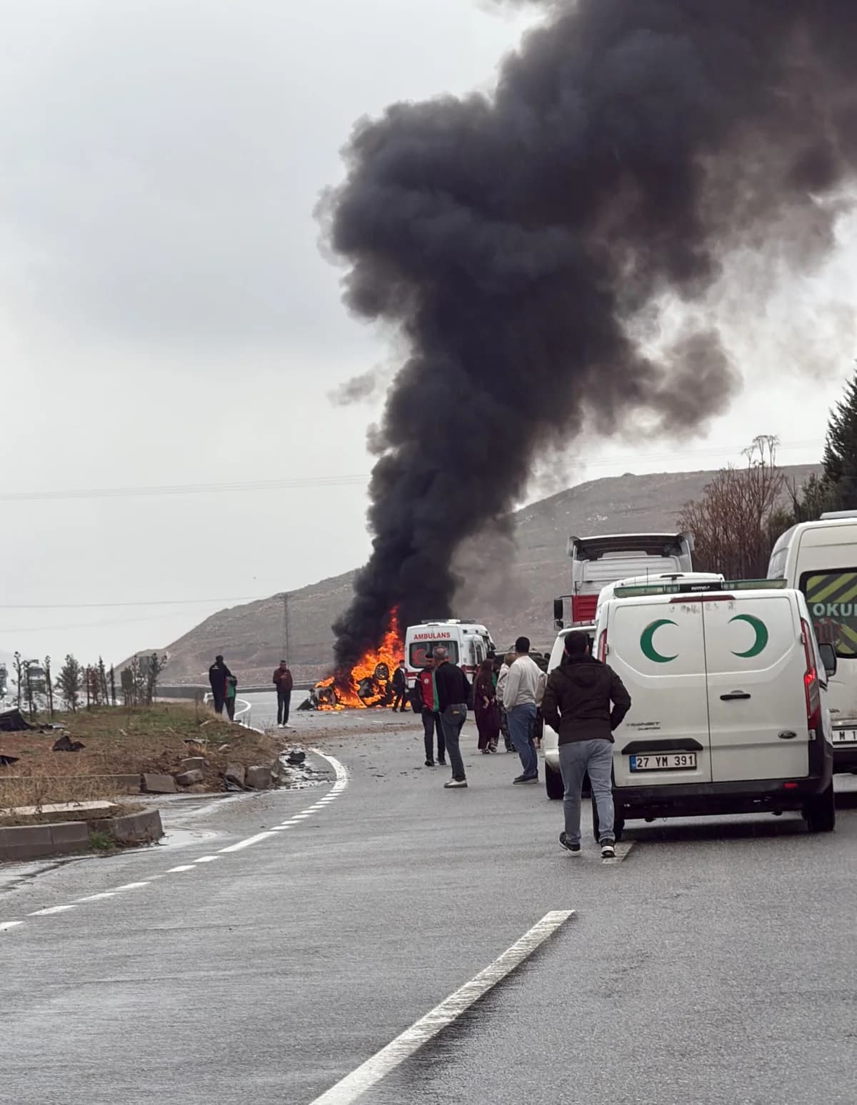 Batman’da Refüje Çarpan Otomobil Yandı: 2 Yaralı