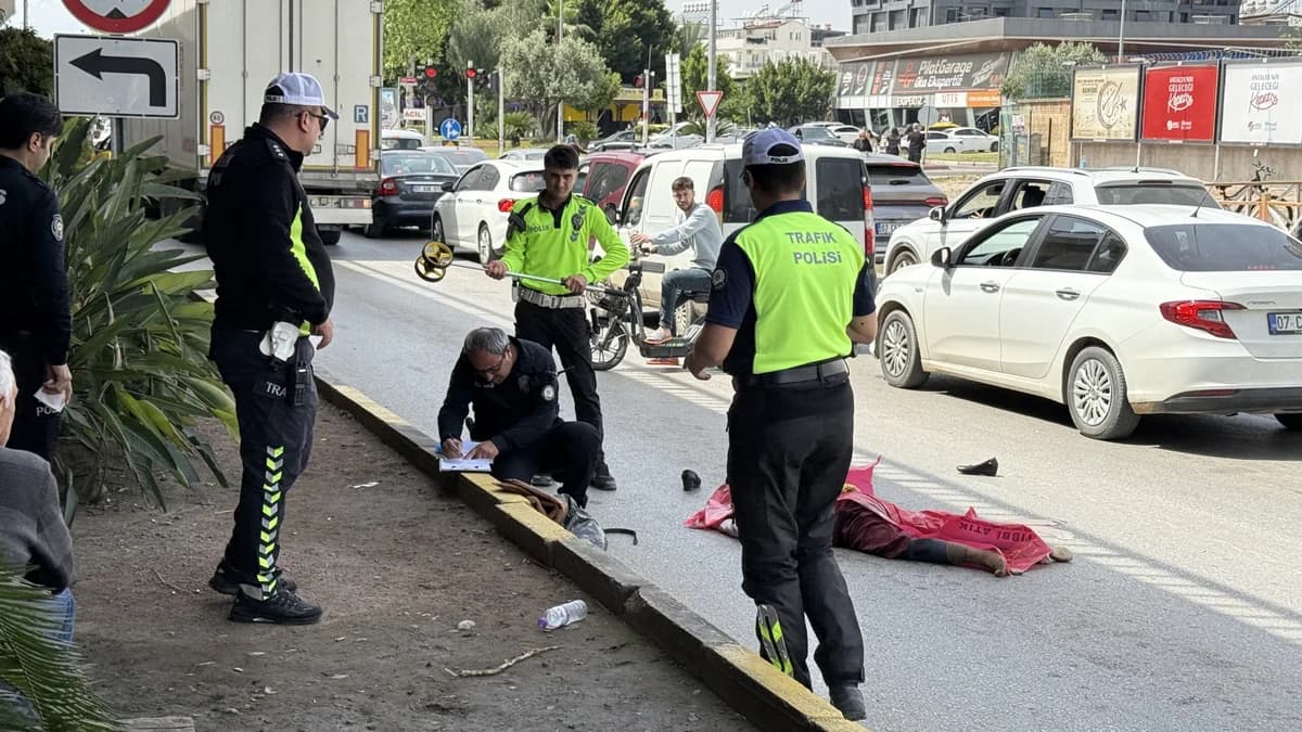 Antalya’da TIR Çarpması sonucu Mendil Satan Kadın Hayatını Kaybetti