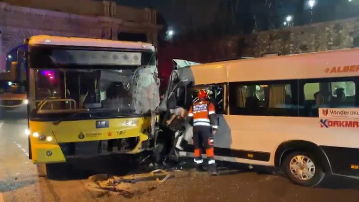 İstanbul – Beşiktaş’ta İETT otobüsü servis minibüsü ile çarpıştı; trafik akışı durdu – 1