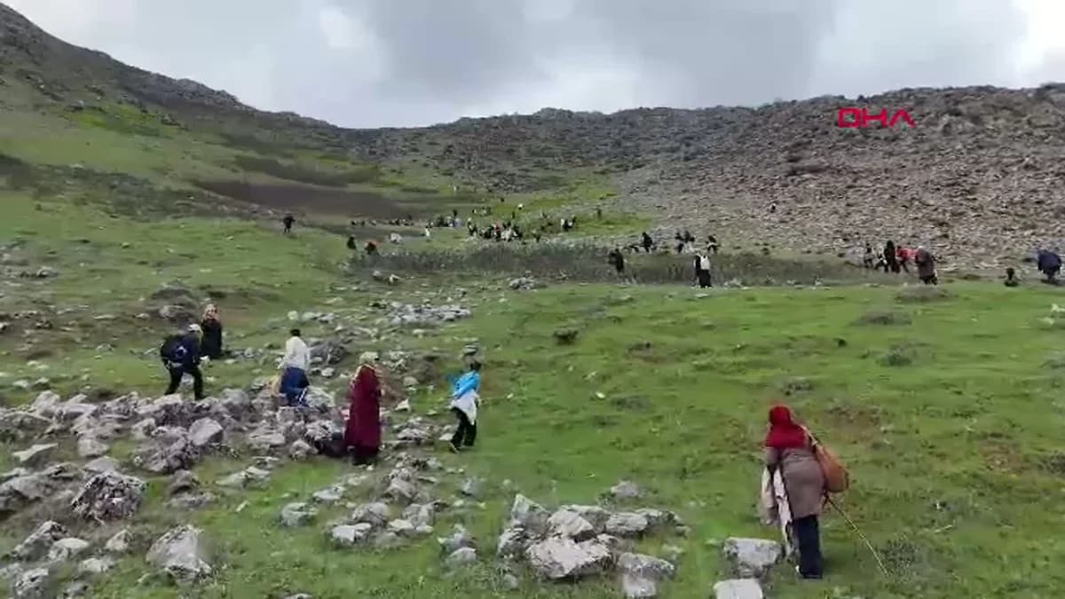 Muş Zirveleri ‘Ağlayan Gelin’ ile Kırmızıya Bürüdü: 1800 Rakımda Nefes Kesen Manzara