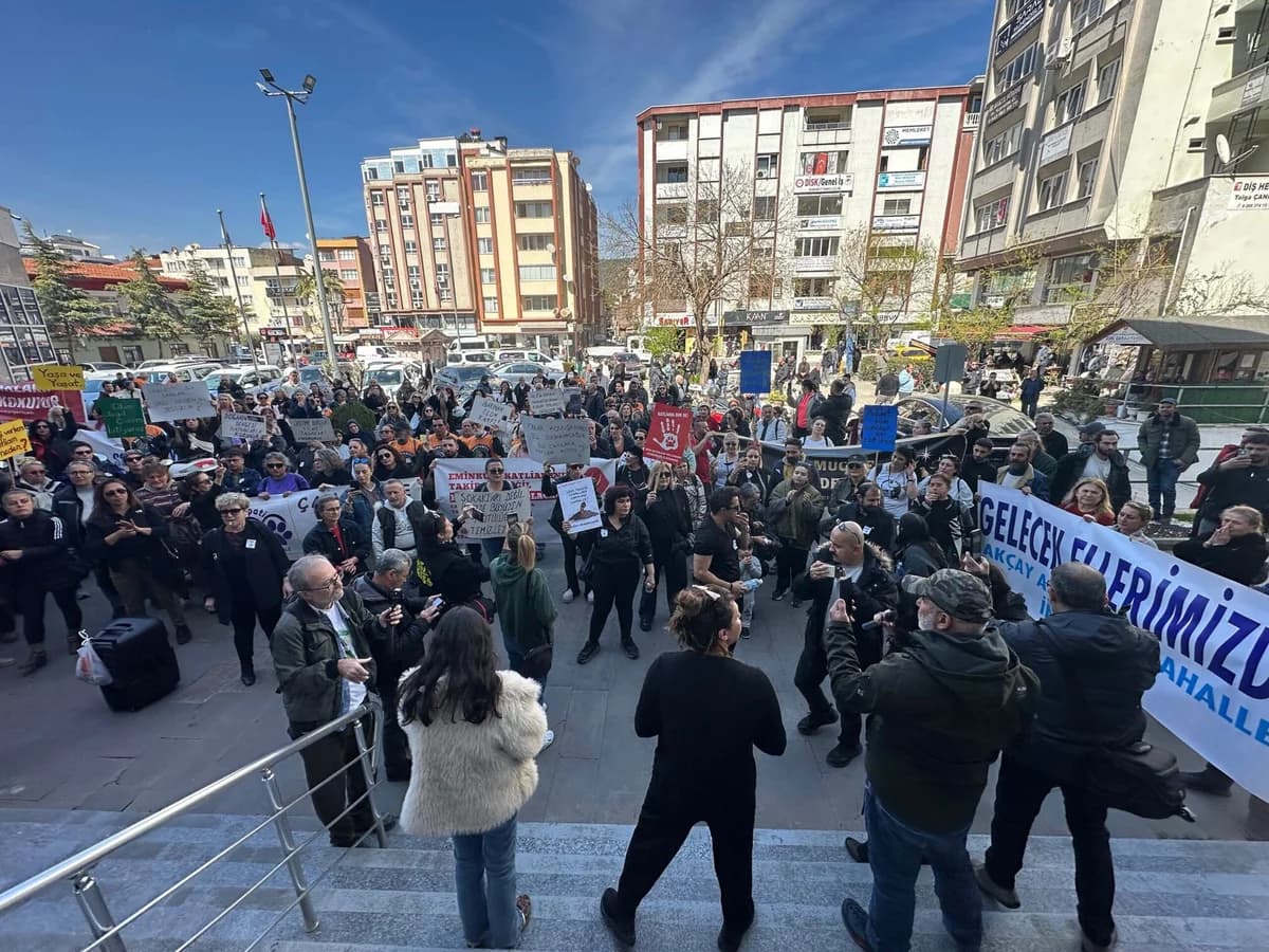 Edremit’te Hayvanseverler Sokak Köpeklerinin Ölümünü Protesto Etti