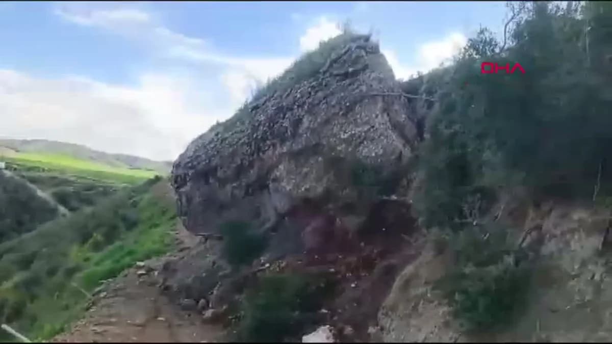 Adana’da Heyelan Sonrası Köy Yolu Ulaşıma Kapandı