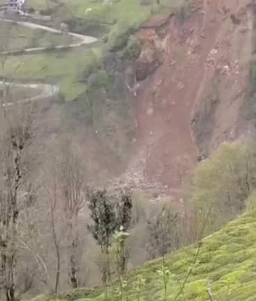 Rize’de Yamaçtan Düşen Kaya Dereye Yuvarlandı: O Anlar Kamerada