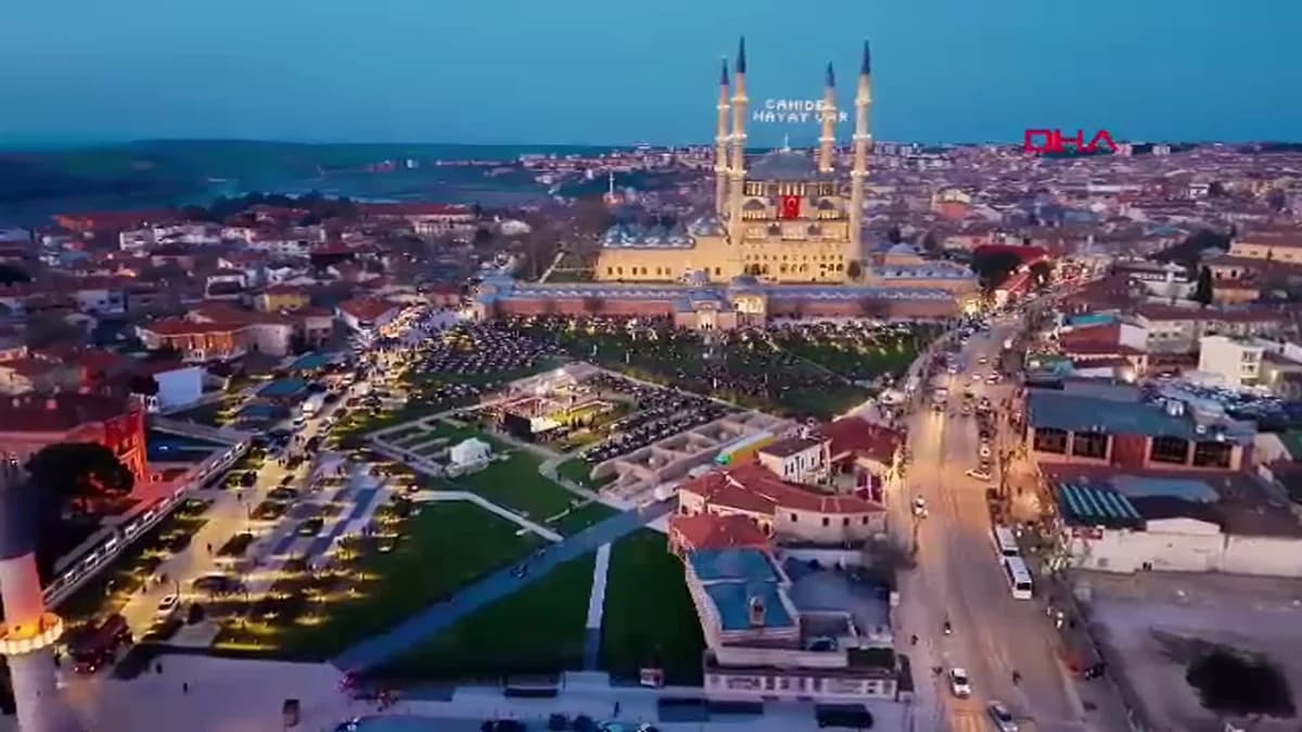 Selimiye Camisi Meydanında 7 Bin 500 Kişi Kadir Gecesi İftarında Buluştu
