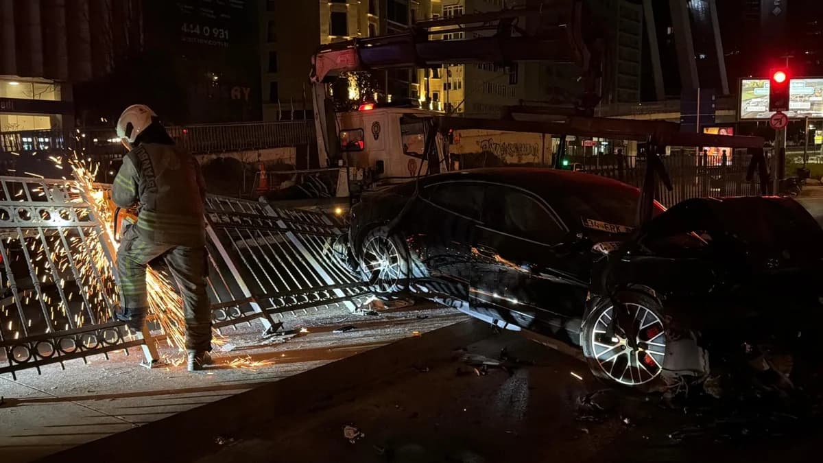 Şişli’de Lüks Araç Demir Korkuluklara Çarpıp Üç Yaralıyla Sonuçlandı