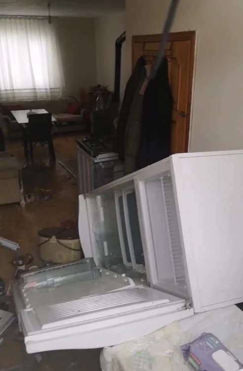Aç Ayılar Yayla Evine Sızdı: Sahibi Şok Oldu!