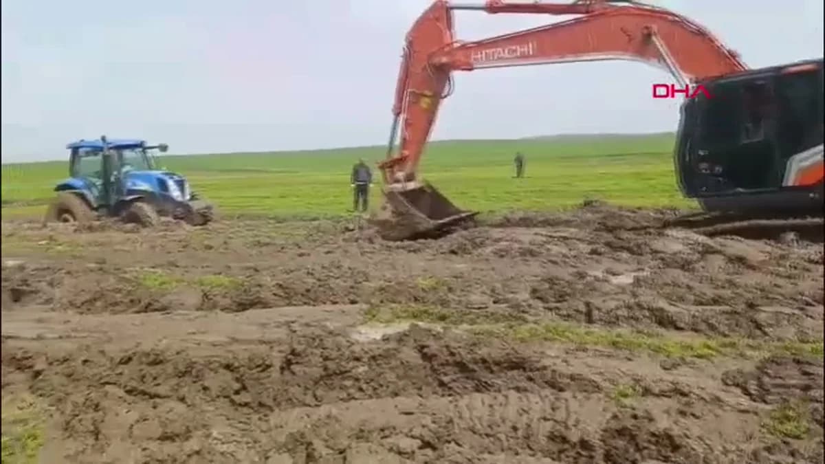 Çamurda Saplanan Traktörler 3 Gün Sonra Kurtarıldı