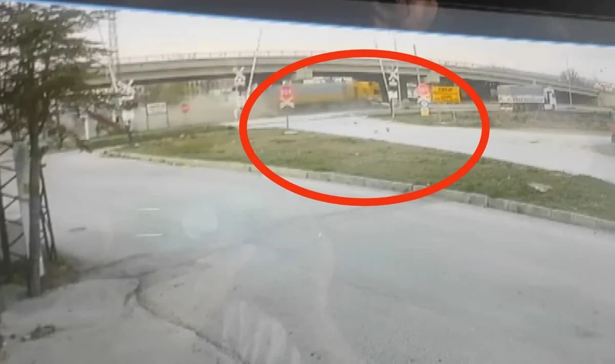 Ilgın’da TIR’ın Çarptığı Otomobilin Sürücüsü Hayatını Kaybetti