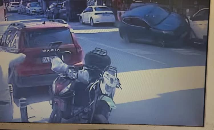 Küçükçekmece’de Otomobilin Takla Attığı Kaza Anı Güvenlik Kamerasında