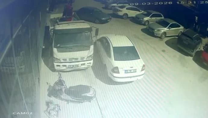 Burdur’da Otomobil Kontrolden Çıktı, Tamirhaneye Girdi