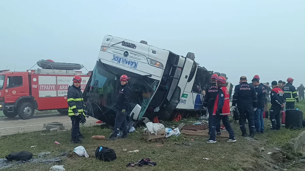 Kozan’da Yolcu Otobüsü Refüje Devrildi: 2 Can Kaybı, 20 Yaralı