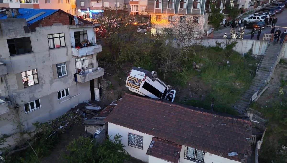 Kağıthane’de Akıl Almaz Kaza: Okul Servisi Çatıya Uçtu, Şoför Hayatını Kaybetti