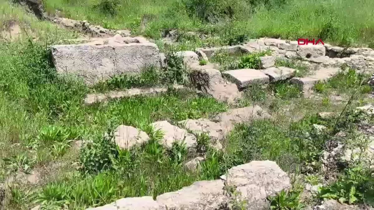 Mersin’de İnşaat Alanında Tarihi Sürpriz: 8 Roma Mezarı ve Su Kanalı Bulundu, Bölge Sit Alanı İlan Edildi