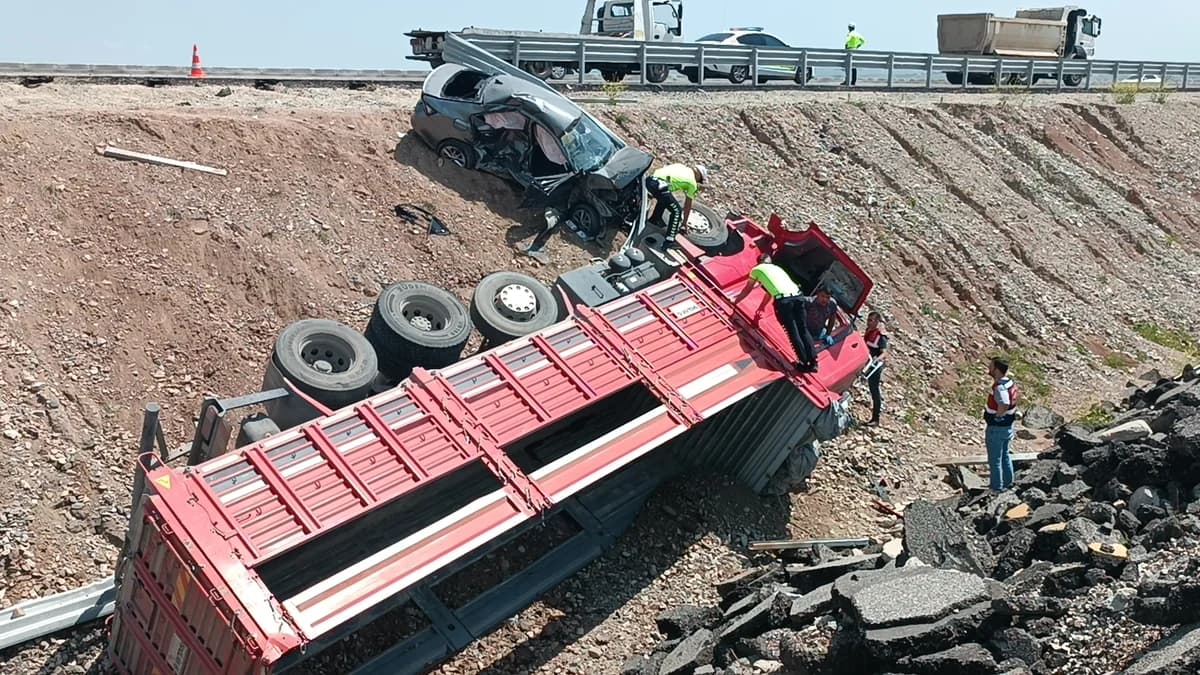 Batman’da Feci Kaza: Kamyon Otomobili Biçti, 1 Can Yitirildi, 2 Yaralı