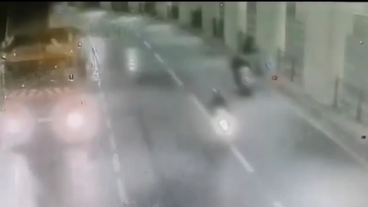 Taksim’de Feci Kaza: Motosiklet Sürücüsü Ömer Demir Hayatını Kaybetti, Anlar Kamerada!