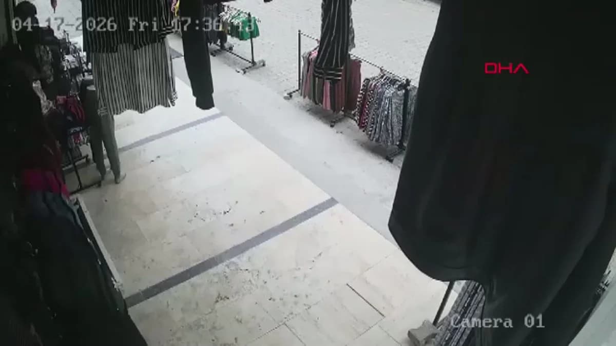 Afyonkarahisar’da Kontrolsüz Hareket Eden Otomobil Mağazadan Son Anda Kurtuldu