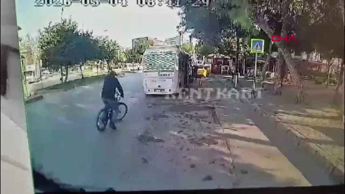 Adana’da Bisikletli Şahıs Minibüsten Binlerce TL Çaldı