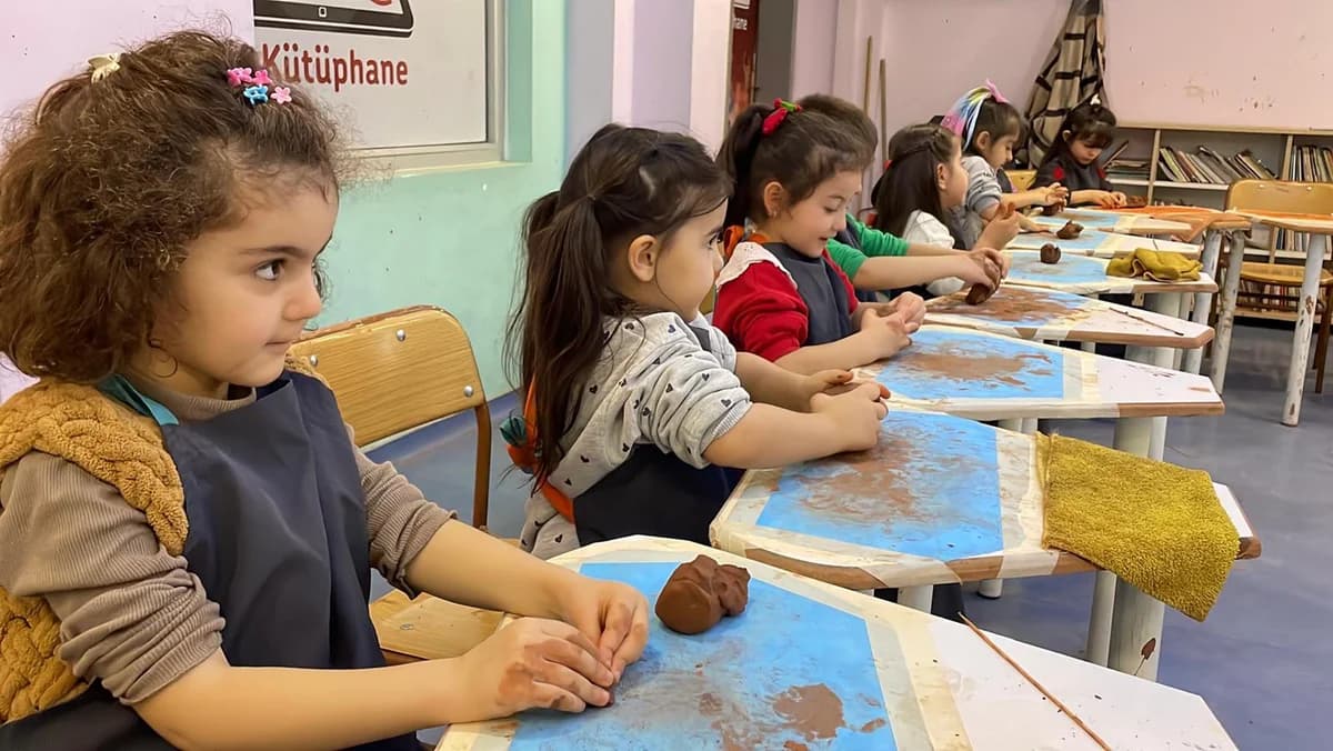 Öğrenciler Ustasından Çömlek Yapımını Öğreniyor