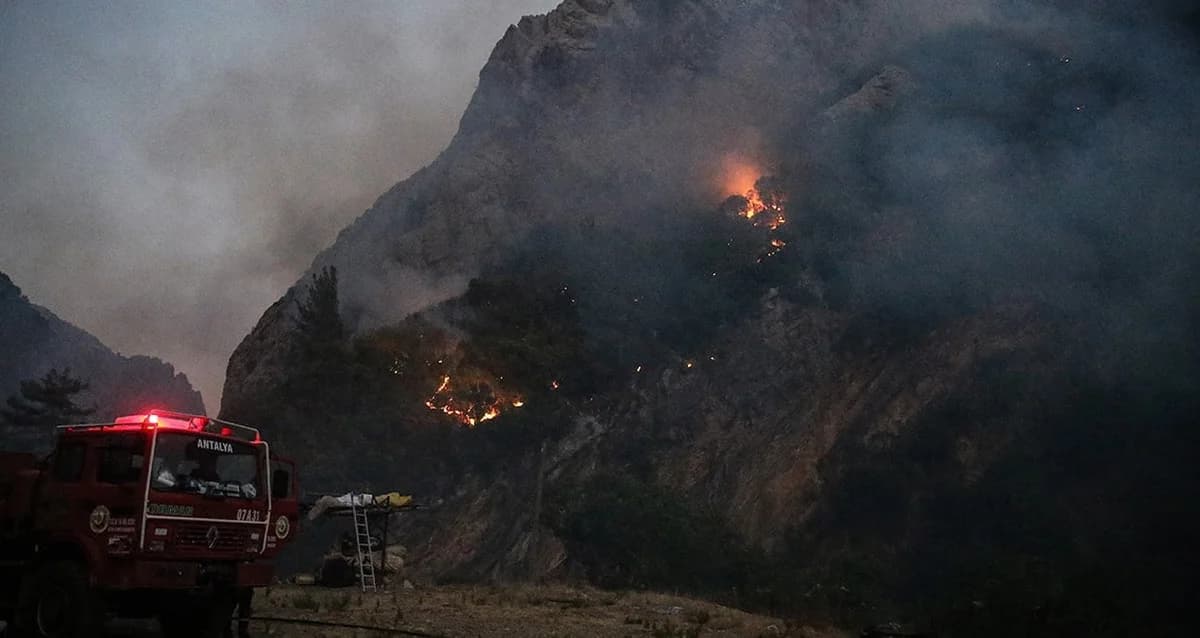 Orman Yangınlarında Son Durum: Mersin Kontrol Altında, Hatay’da Tamamen Söndürüldü