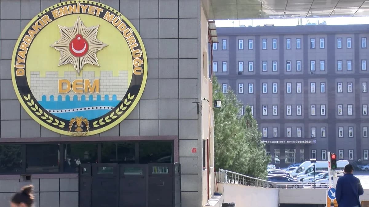 Diyarbakır’da ‘Dur’ İhtarı Sonrası Yaralanan Polislere Sebep Olan Sürücü Tutuklandı