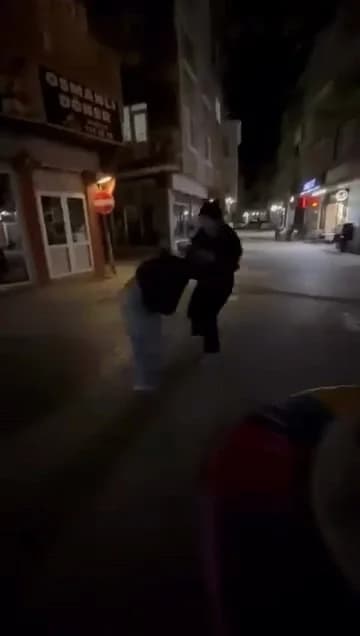 Bursa’da Genç Kızların Saç Saça Kavgası Kameralarda