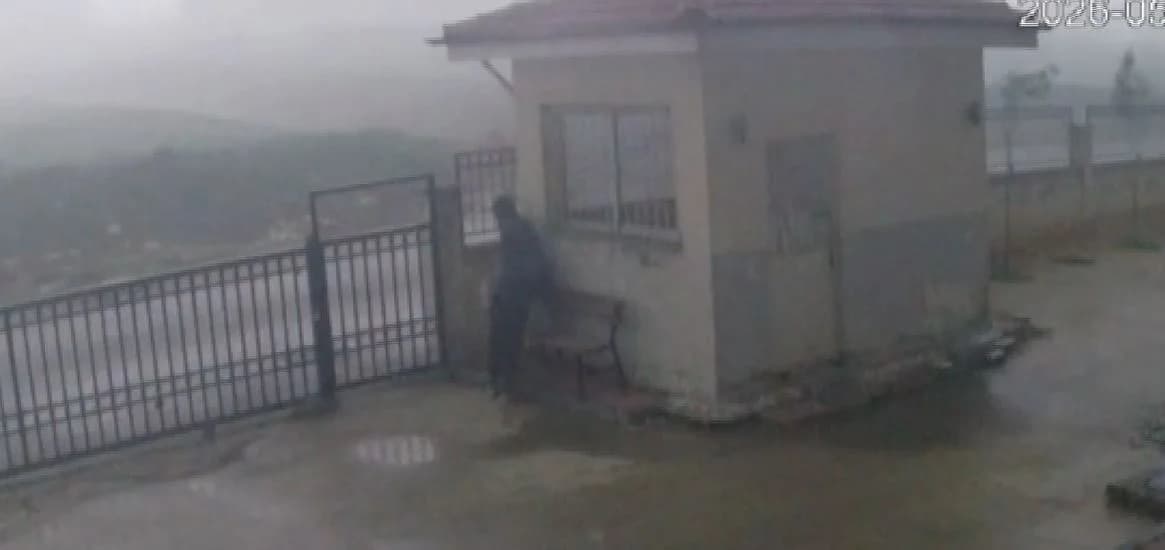 Gaziantep’te Fırtınaya Yakalanan Çobanın Hayatta Kalma Mücadelesi Kamerada