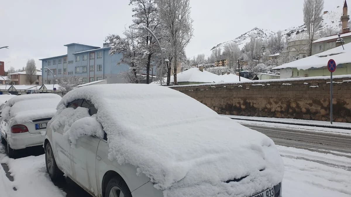 Başkale’de Kar Yağışı Hayatı Etkiledi