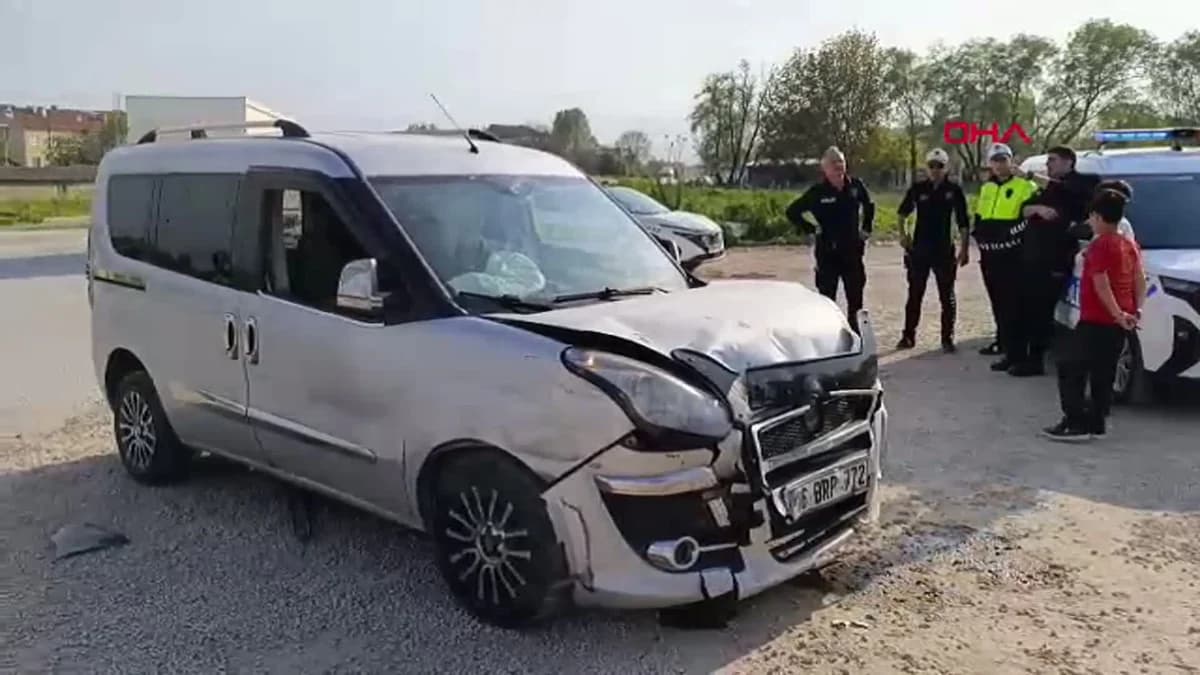 İnegöl’de Trafik Faciası: Hafif Ticari Araçlar Çarpıştı, 3 Yaralı