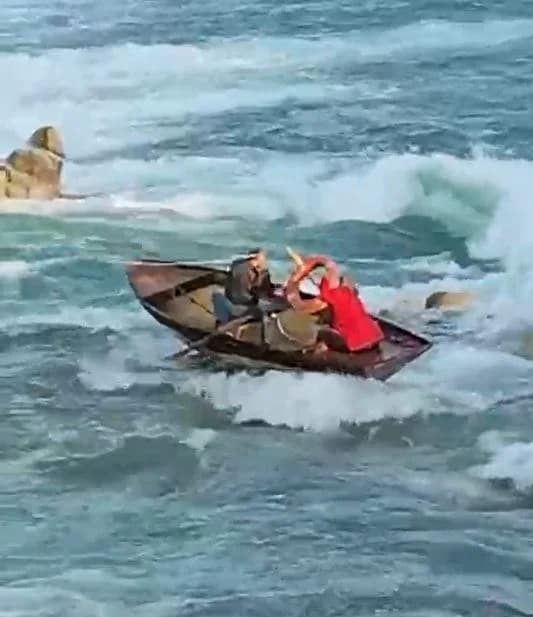 Adana’da Seyhan Nehri’nde Kayıkla Mahsur Kalan İki Kişi Kurtarıldı