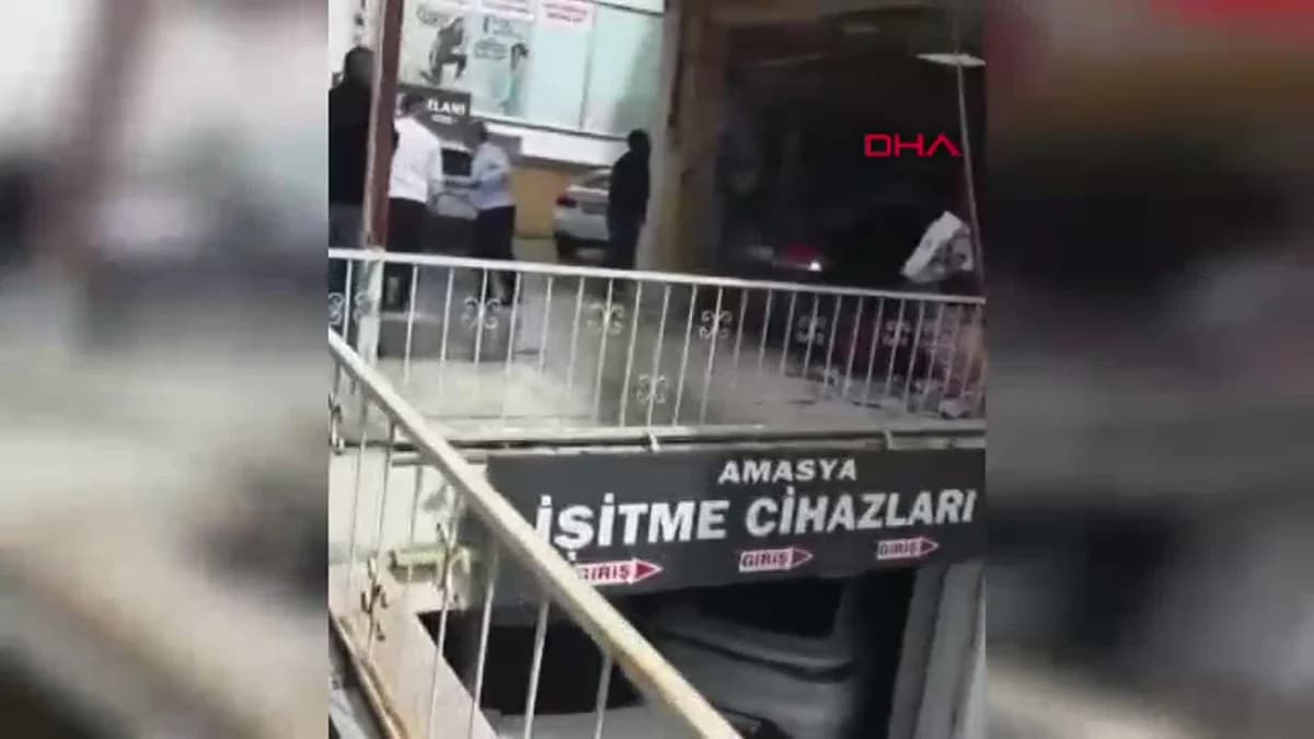 Amasya’da Akılalmaz Kaza: Fren Yerine Gaza Basan Sürücü Arkadaşının İş Yerini Yerle Bir Etti!