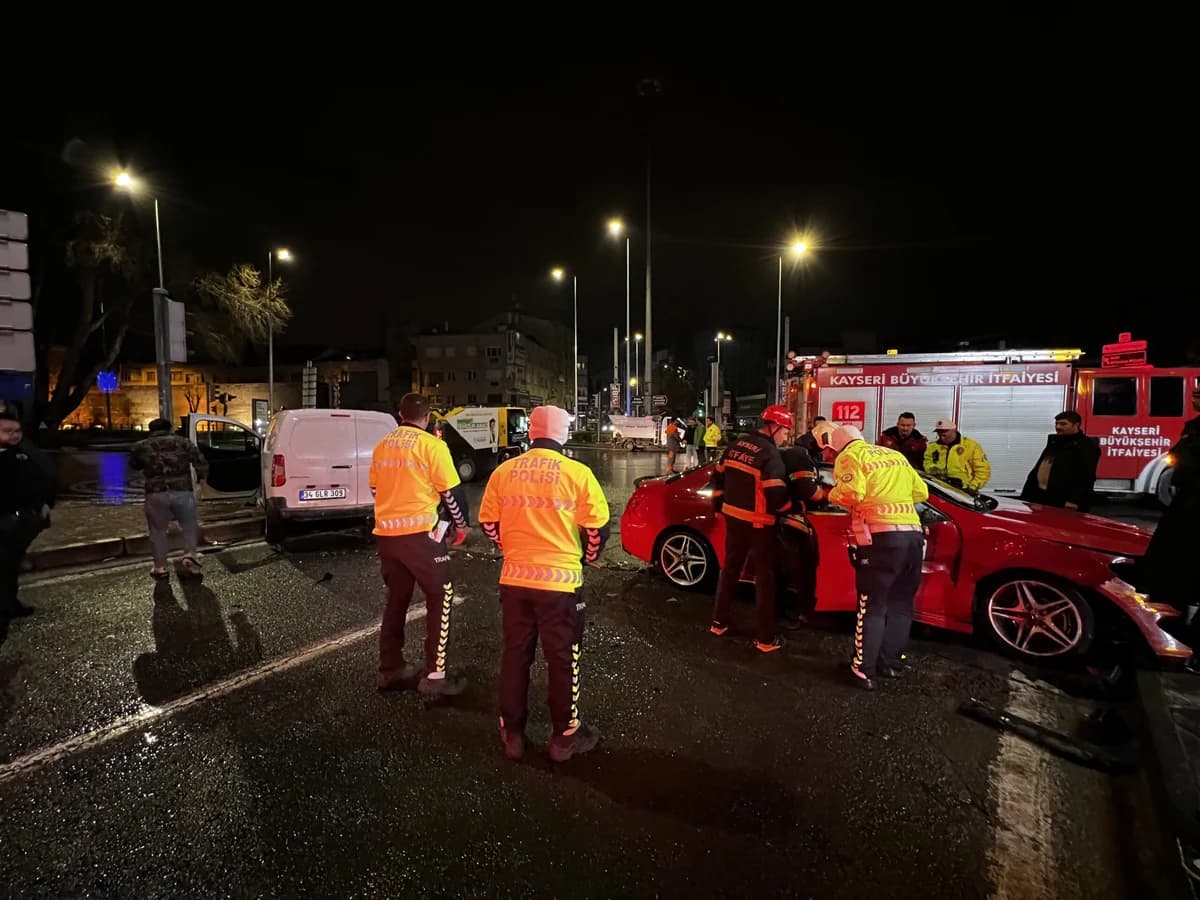 Kayseri’de Trafik Kazası: Hafif Ticari Araç ile Otomobil Çarpıştı, 2 Yaralı
