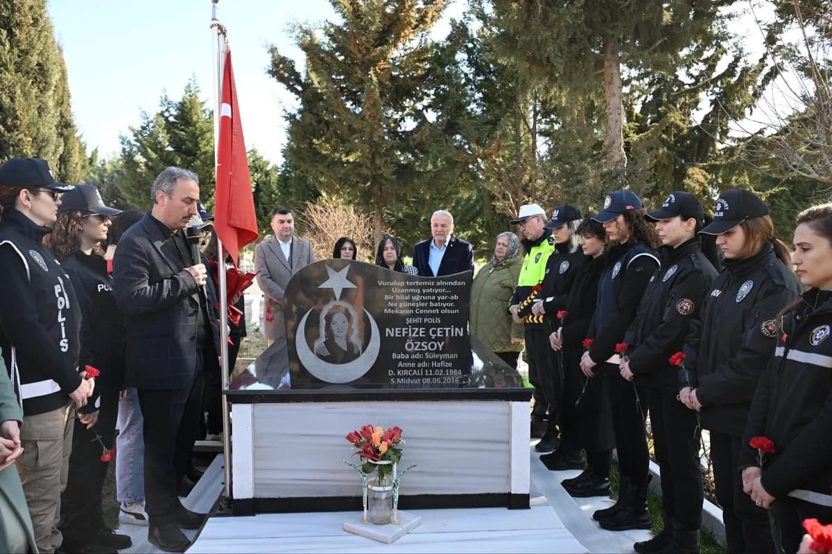 Edirne’de Kadın Polisler, Şehit Meslektaşlarını Kabri Başında Andı