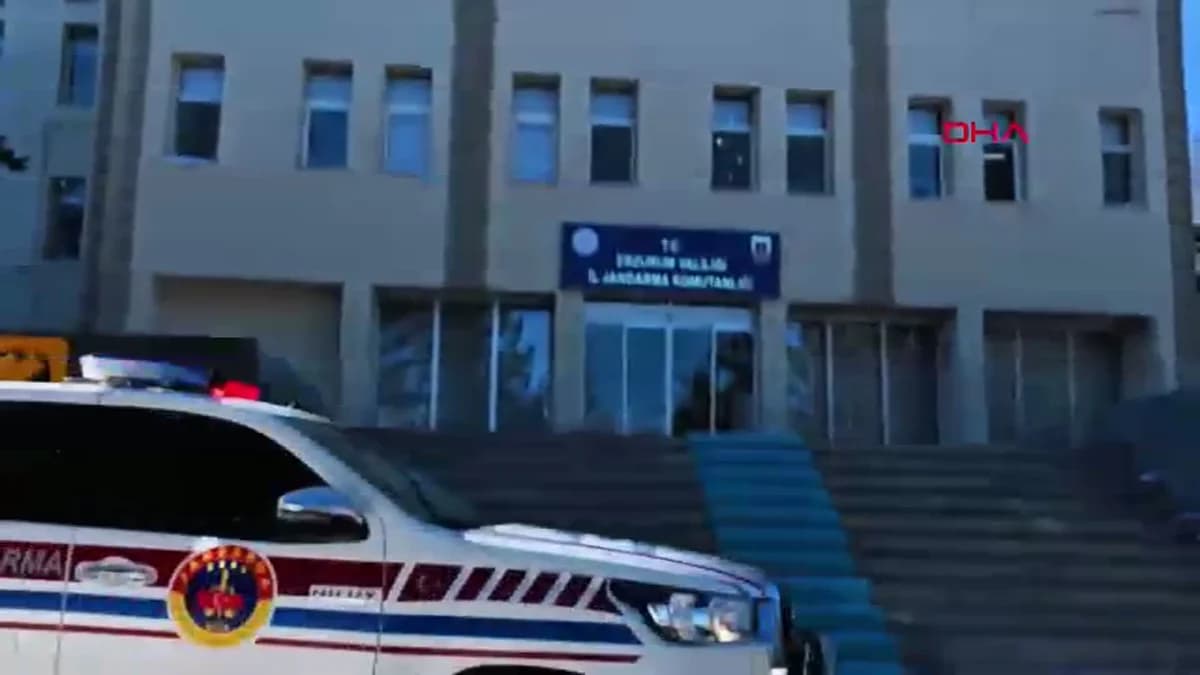 Erzurum’da Jandarma, Buzlu Gölde Türk Bayrağı Açtı
