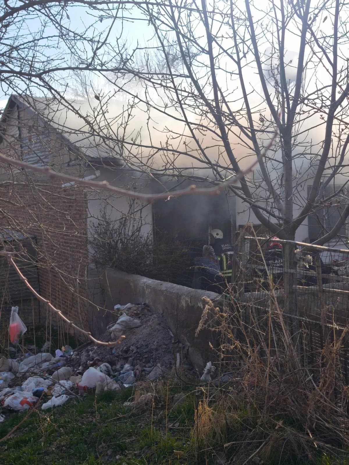 Elazığ’daki Yangında Acı Kaybı: Bir Kadın Hayatını Kaybetti, Torunu Yaralandı