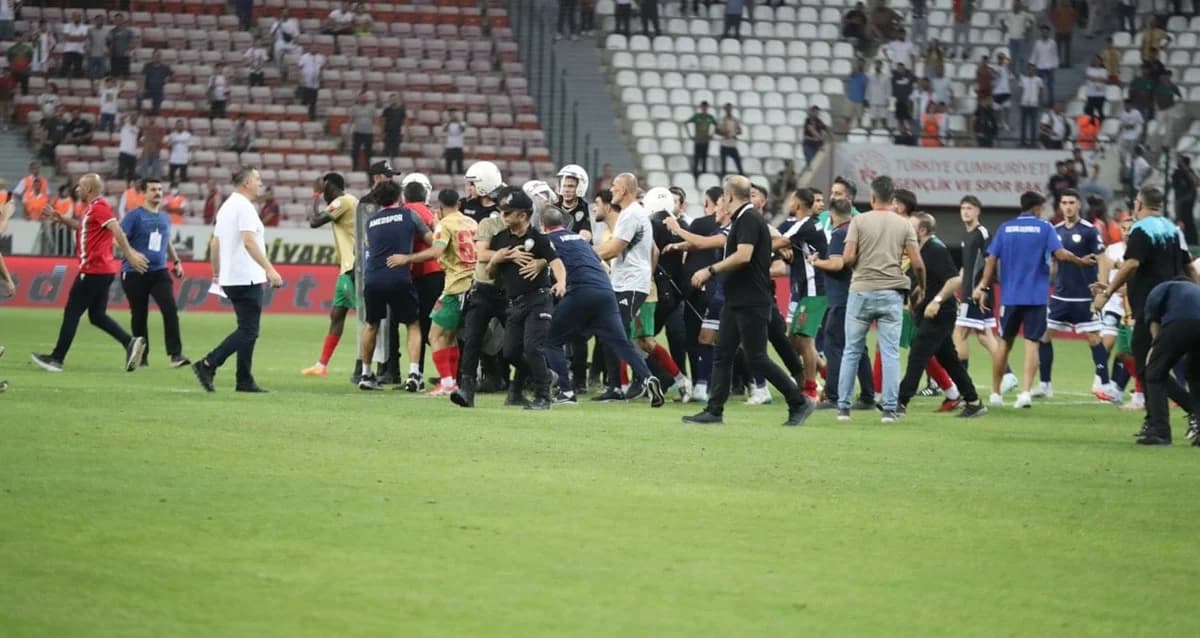 Amedspor-Erzurumspor Maçı Sonrası Ortalık Karıştı: Saha Karıştı!