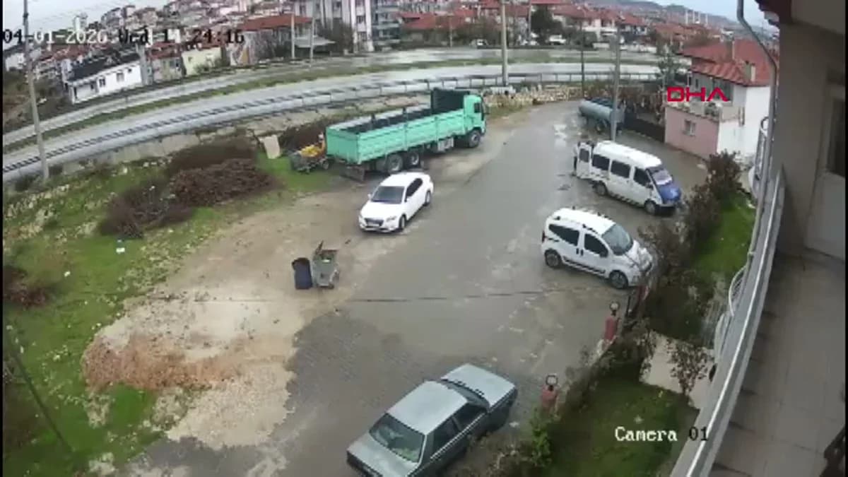 Manisa’da Yağmur Nedeniyle Devrilen Kamyonun Kaza Anı Kamerada